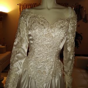 COPY - Beautiful White Bridal Gown With Train SZ.…